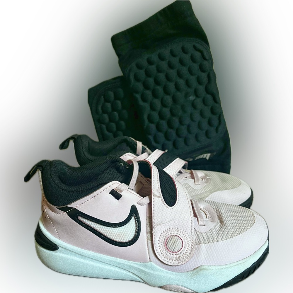 Nike team hustle d11 girls light pink basketball shoes‎ size 2 and knee pads